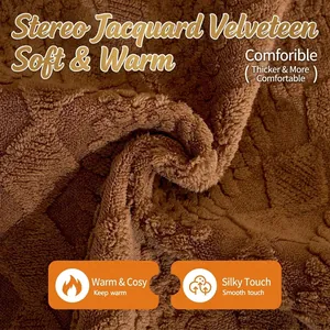 Copridivano spesso marrone caffè in sherpa con elegante trama jacquard 3D a quadretti