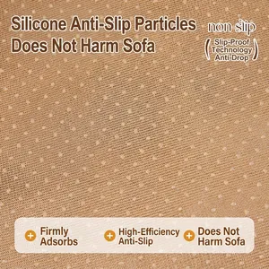 Dettaglio delle particelle di silicone antiscivolo sul copridivano marrone chiaro