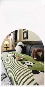 Dettaglio del copridivano in ciniglia a righe verdi con simpatico motivo a panda