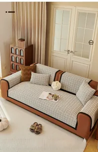 Détail du coussin de canapé en chenille épaisse avec motif à carreaux noir et blanc