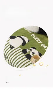 Dettaglio copridivano in ciniglia con stampe di panda e ricamo Happy Every Day