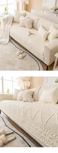 Detailaufnahme der beigen Sofa-Auflage mit Wellenmuster und Rauten-Strick-Textur im Fokus