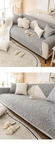 Detail der grau gesteppten Baumwoll-Sofaauflage mit Wellenmuster in moderner Wohnzimmerdeko
