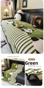 Dettaglio del copridivano panda in ciniglia verde con retro antiscivolo e trama a maglia