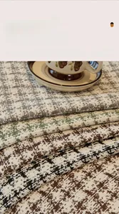 Détail de quatre couleurs de coussins de canapé en chenille épaisse avec textures