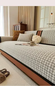 Détail de la housse de canapé en chenille avec motif pied-de-poule et texture antidérapante