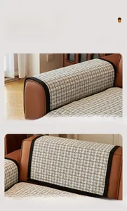 Détail de la housse de canapé en chenille à motif pied-de-poule et passepoil noir chic