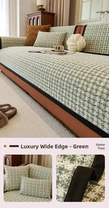 Détail de la housse de canapé en chenille verte avec bord large noir et motif pied-de-poule