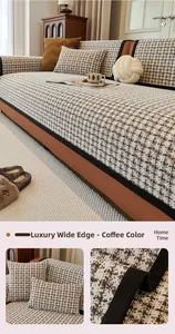 Détail de la housse de canapé en chenille pied-de-poule avec bordure large de luxe
