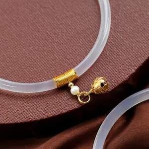 Brazalete de calcedonia blanca natural con hilo de oro, perla y campana vintage
