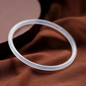 Vista detallada de un fino brazalete de ágata calcedonia blanca con acabado pulido suave