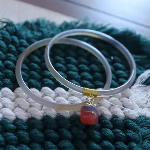 Juego de brazaletes de calcedonia minimalista con ágata y dije de alambre dorado