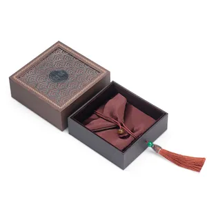 Caja de regalo cuadrada vintage para joyas con relieve de nubes y borla decorativa