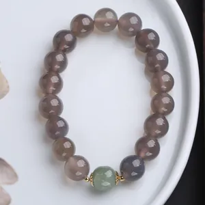 Dettaglio del bracciale di agata con pietre viola fumo e distanziatori in metallo