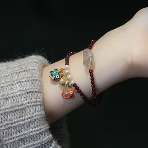 Pulsera doble de cuentas de granate con campanas de esmalte y amuleto de PiXiu