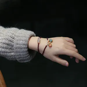 Pulsera de cuentas de granate con cuarzo rutilado dorado y campanas de esmalte