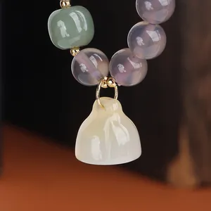 Bracelet rétro en perles d'agate grise avec pendentif lotus blanc et pierres de calcédoine