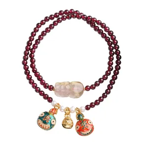 Pulsera de cuentas de granate con colgantes de esmalte y campana dorada étnica