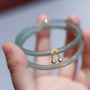 Set di bracciali in calcedonia ciano con ciondolo a lucchetto Ruyi e campanellini