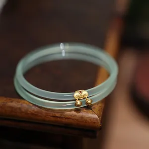 Gros plan détaillé du fermoir Ruyi en argent S925 et cloches sur bracelet en calcédoine