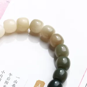 Natuurlijke Bodhi kralenarmband met verloop van crème naar donkergroen, kubusvormig