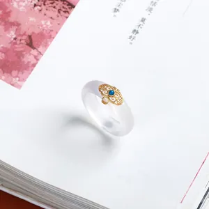 Anello in agata calcedonio bianca con filigrana dorata e intarsio in turchese