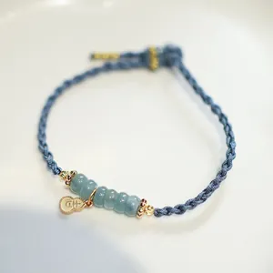 Handgewebtes blaues Kordelarmband mit natürlichen Jadestulpen und Goldanhänger