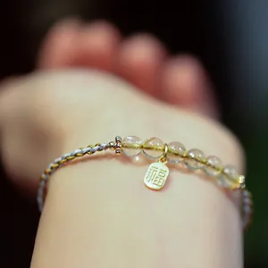 Detail von Jadeit-Armband mit gewebter Kordel und goldenem Fu-Anhänger für Glück