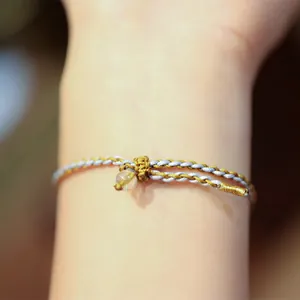 Nahaufnahme des handgewebten Armbands mit lichtdurchlässiger Perle und Schiebeverschluss