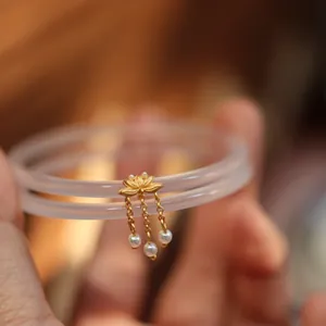 Transluzente eis-lavendelfarbene Chalcedon-Armbänder mit goldenem Lotus-Perlen-Anhänger