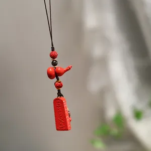 Detail van een rode cinnaber kalebas hanger voor de auto met reliëf decoraties