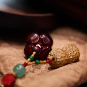 Porte-clés cacahuète en bois de santal avec sculpture et perles décoratives