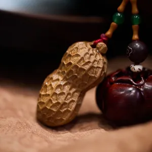 Porte-clés en bois sculpté de cacahuète et persimmon avec cordon tressé et perles