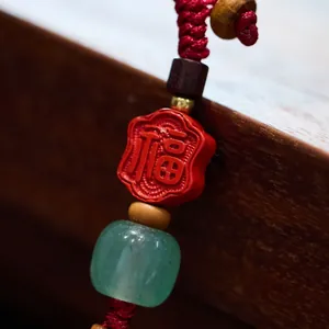 Porte-clés chinois traditionnel avec nœud rouge, perle gravée Fu et charme d'agate
