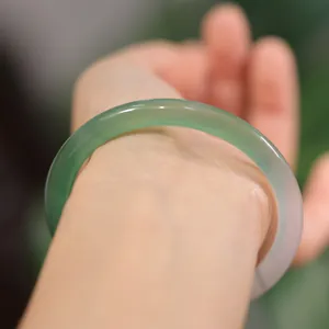 8mm durchscheinender blassgrüner Chalcedon-Achat-Armreif am Handgelenk in Eis-Optik