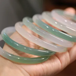 Lichtdurchlässige 8mm Achat Jade Armreifen in Blau und Weiß, am Handgelenk gezeigt