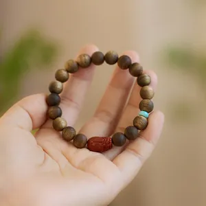 Bracciale in legno di agar naturale con PiXiu rosso intagliato e accento in turchese