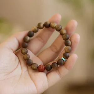 Bracciale artigianale in legno di agar naturale con agata rossa e accenti blu