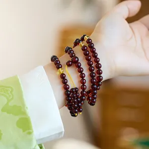 Bracelet en ambre de la Baltique à 108 perles avec des accents jaunes élégants