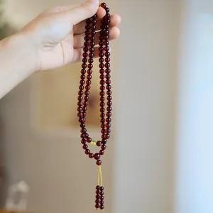 Bracelet en ambre de la Baltique rouge avec pompon jaune et perle de détail pour femmes