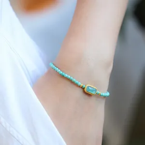 Natuurlijke turquoise armband met S925 zilveren smaragd middenstuk om de pols