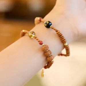 Pulseras étnicas de cuentas de Rudraksha con escrituras talladas y ágata en la muñeca