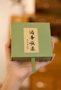 Detailopname van groene geschenkdoos met kalligrafie-etiket voor luxe sieradenopslag