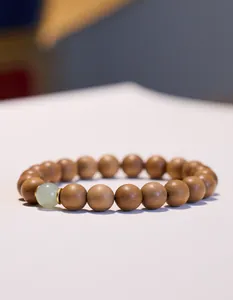Dettaglio di grani in sandalo Mysore 8mm con giada Hetian verde e distanziatori dorati