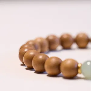 Bracciale in legno di sandalo Mysore 8mm con perla di giada verde e oro