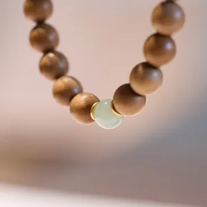 Bracciale in legno di sandalo Mysore 8mm con perle di giada Hetian e accenti d'oro