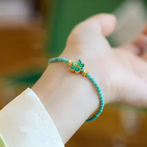 Natuurlijke turquoise kralenarmband met gouden emaille vlinderhanger voor dames