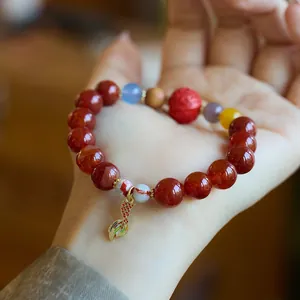 Bracelet en agate naturelle avec perles rouges et un pendentif de poisson doré vintage