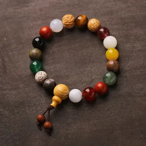 Détail macro du bracelet Bodhi à 18 graines avec diverses textures sur fond sombre