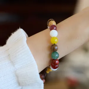 Gros plan d'un bracelet en perles de bodhi naturelles porté au poignet, décor chaleureux